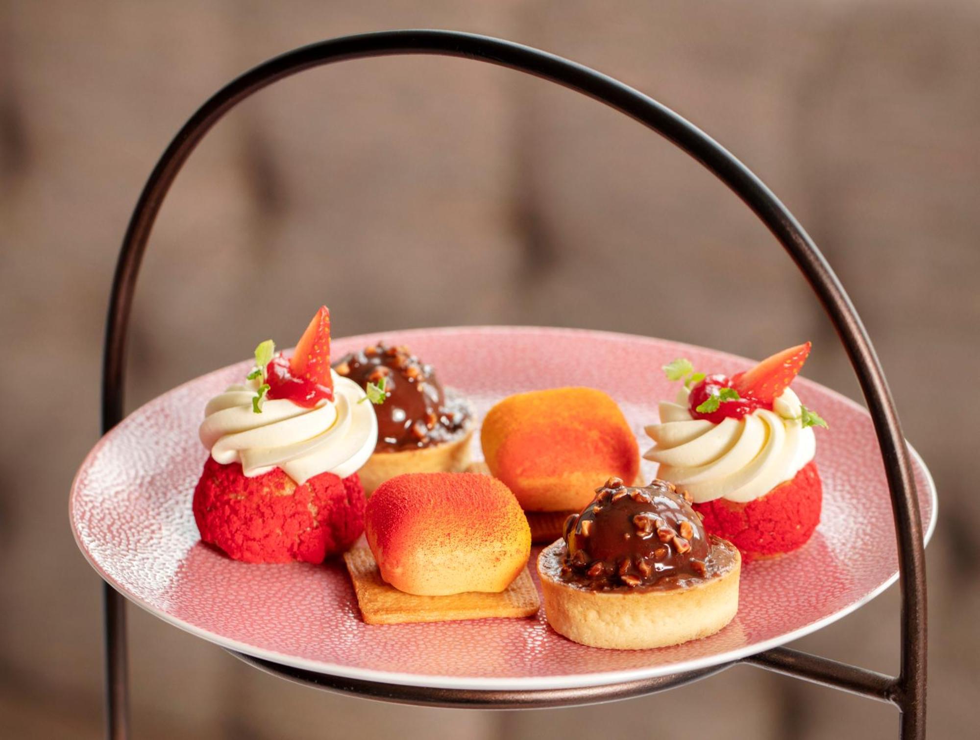 Schloss Roxburghe, Part Of Destination By Hyatt Екстер'єр фото A selection of petits fours