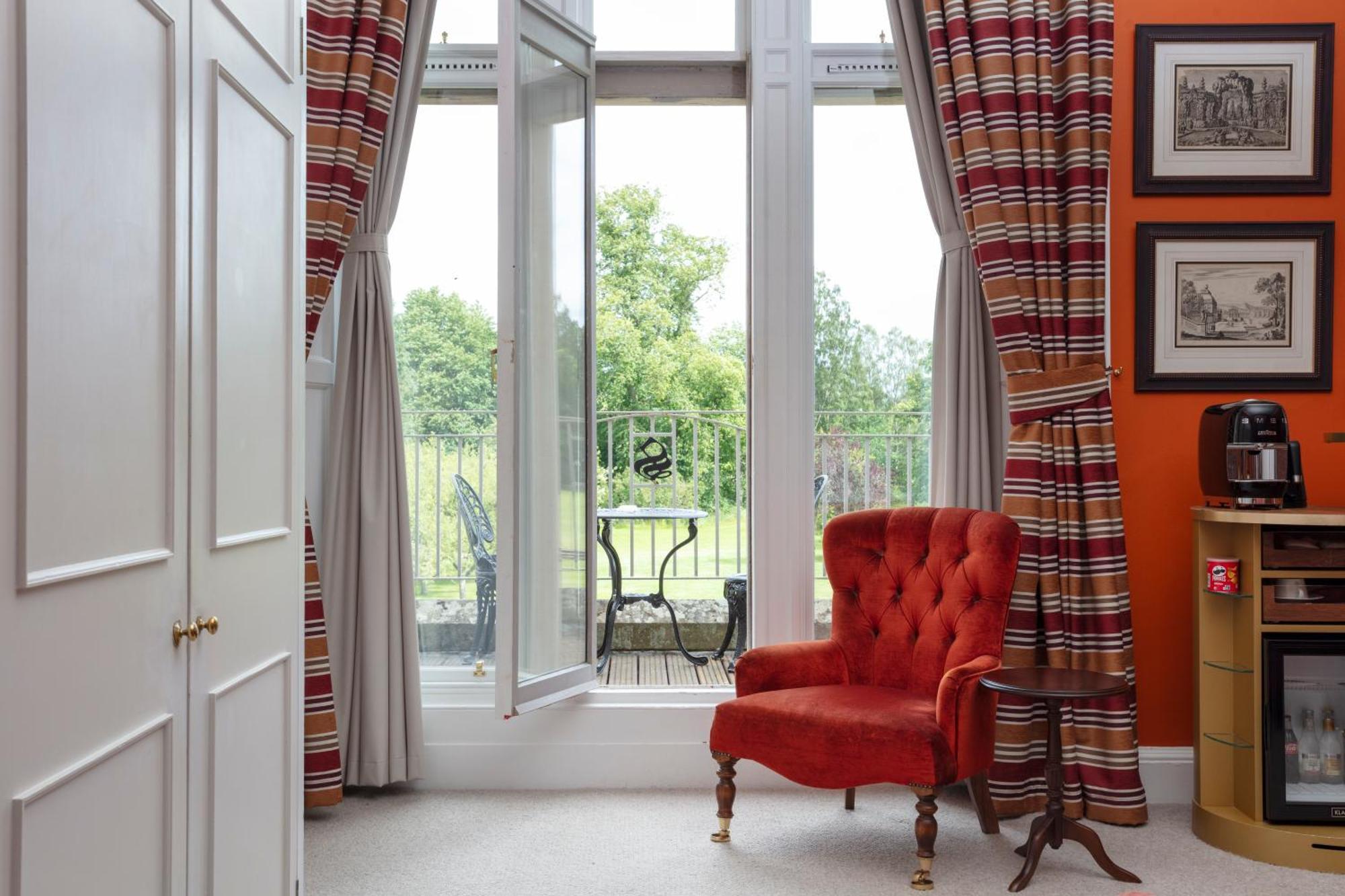 Schloss Roxburghe, Part Of Destination By Hyatt Екстер'єр фото A window with a window seat